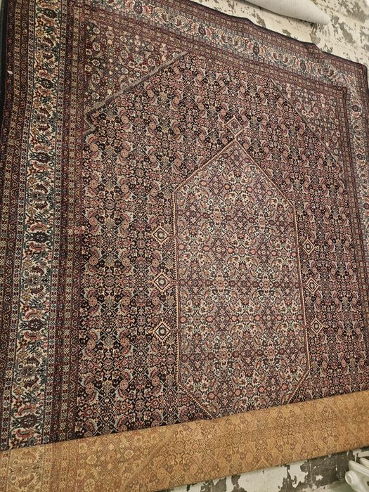 Prawdziwy dywan orientalny z naturalnych materiałów.