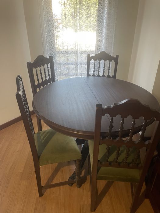 Conjunto de mesa de jantar extensivel  com 6 cadeiras