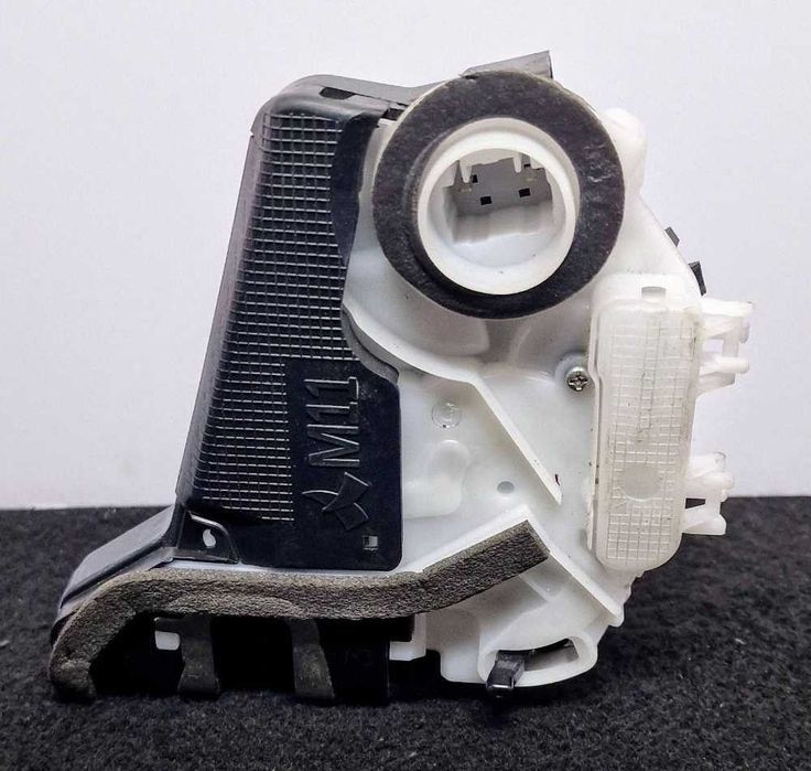Fechadura / Fecho Porta Trás Esquerdo V51-14140 - TOYOTA YARIS