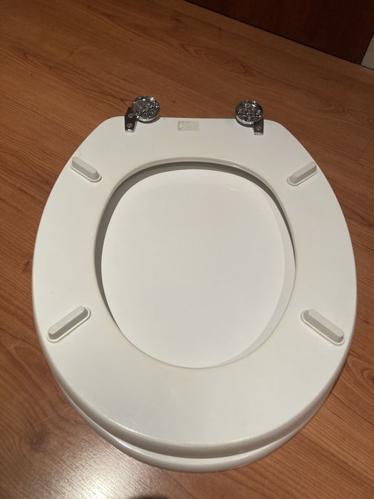 Tampa sanita em madeira lacada branco