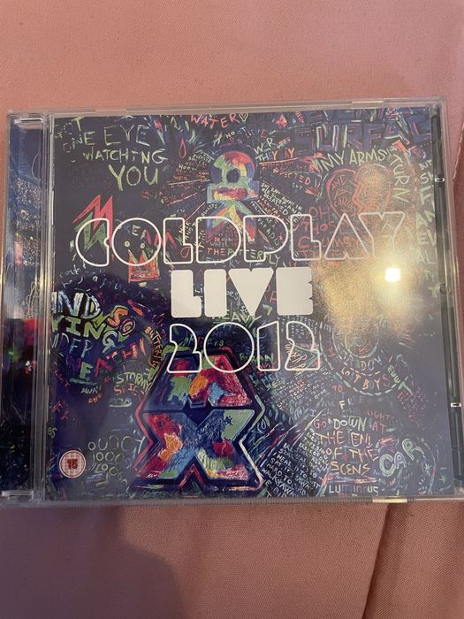 Vendo varios cds, cada um com o valor de 7€