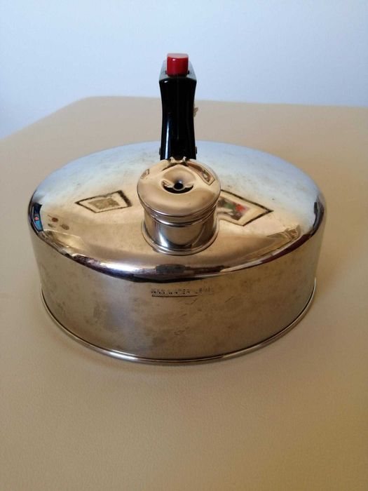Whistling Kettle64750935754882122