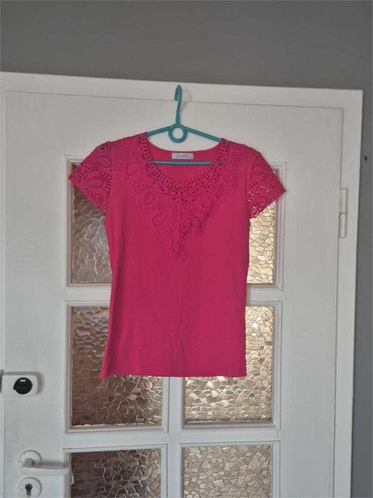 Różowy T-shirt z koronką L