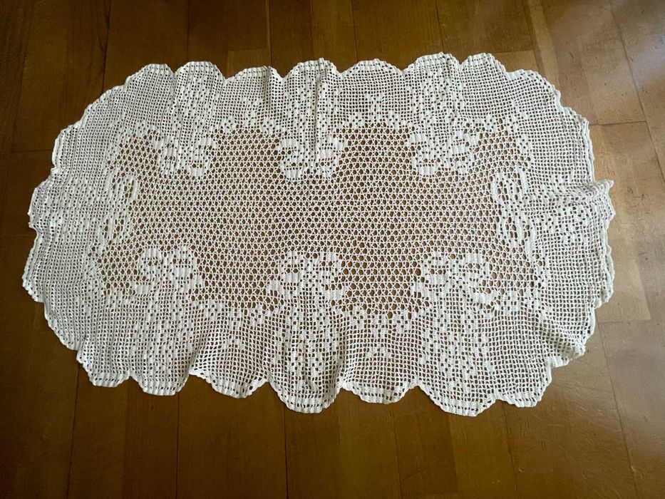 Toalha de mesa pequena, totalmente feita à mão e em renda