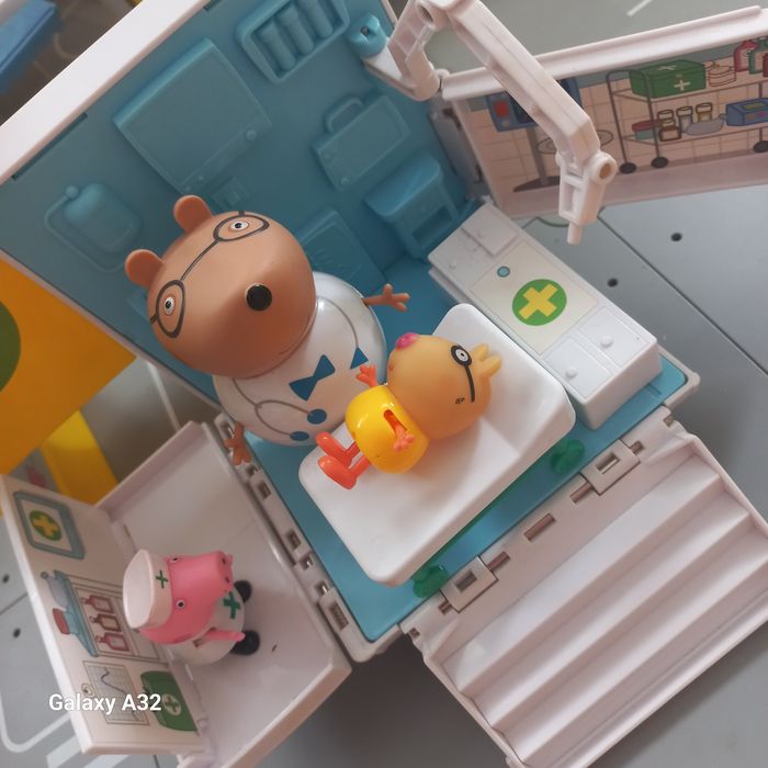 Świnka Pepa   karetka  ambulans figurki  stan bardzo dobry