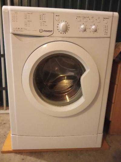 Vendo Máquina de Lavar Roupa Indesit em muito bom estado
