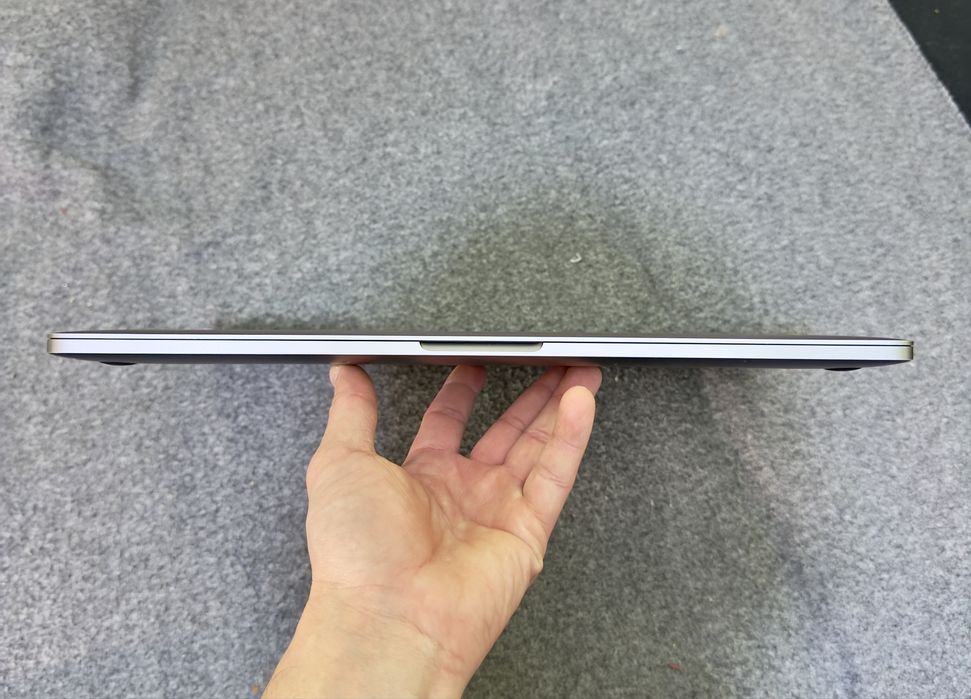 Macbook Pro 15,2018,6 ядер,cor i7,ddr 4,Radeon Pro 560x 4gb,Touch bar