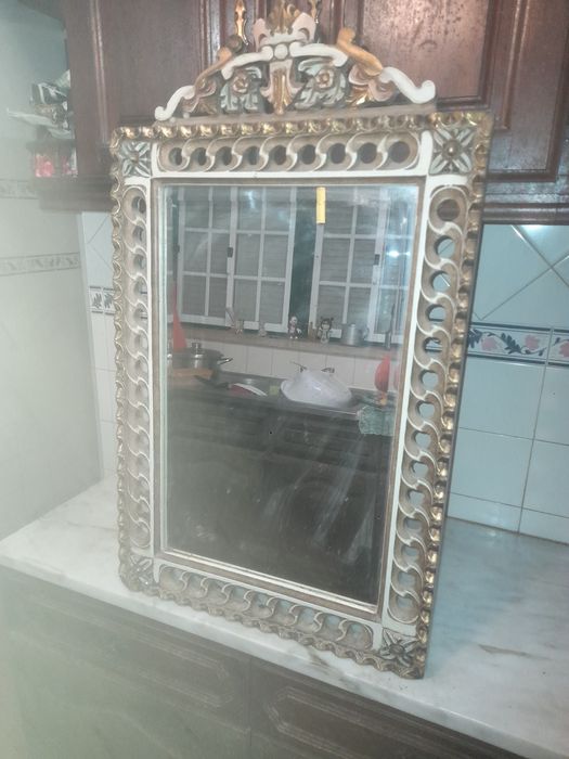Espelho com Moldura Dourada