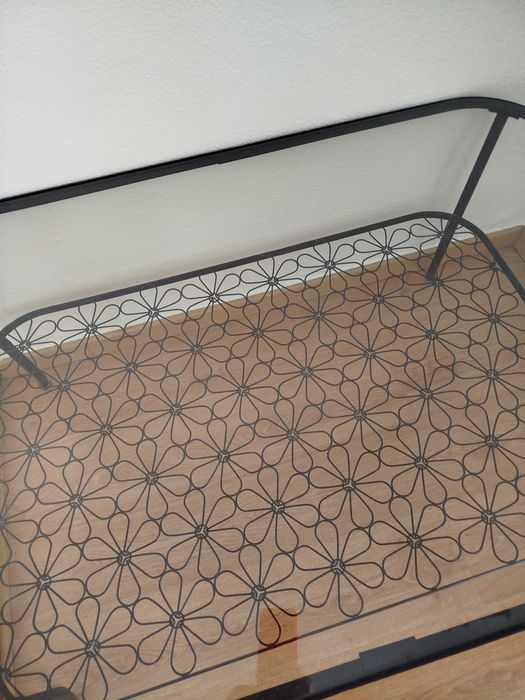 Mesa oval com tampo de vidro