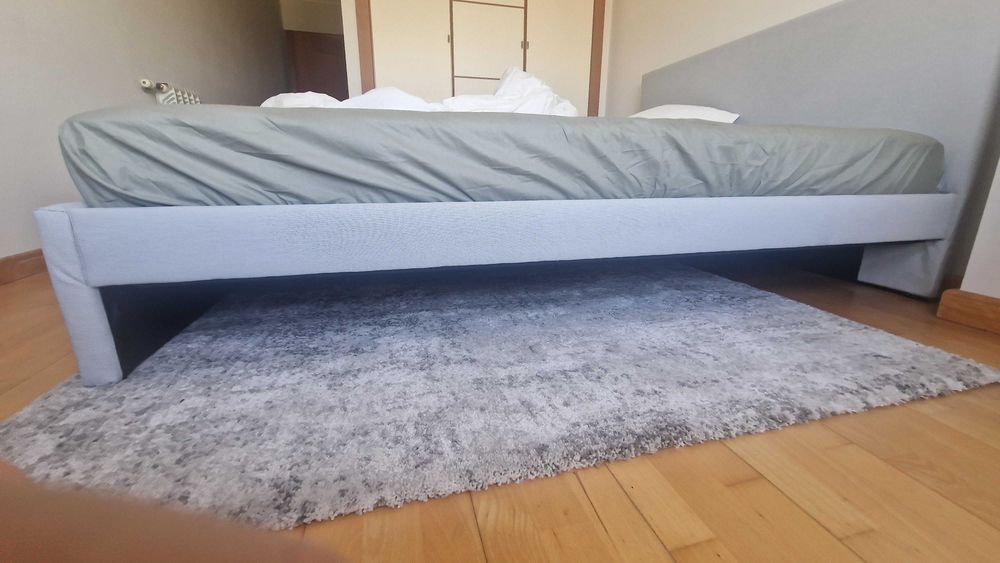 Conjunto de cama praticamente novo, incluindo estrutura da cama, colchão, protetor impermeável para colchão e 4 prateleiras de cama