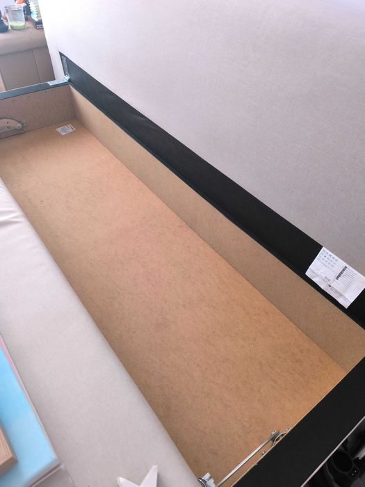 Sofá cama bege com arrumação e almofadas incluídas