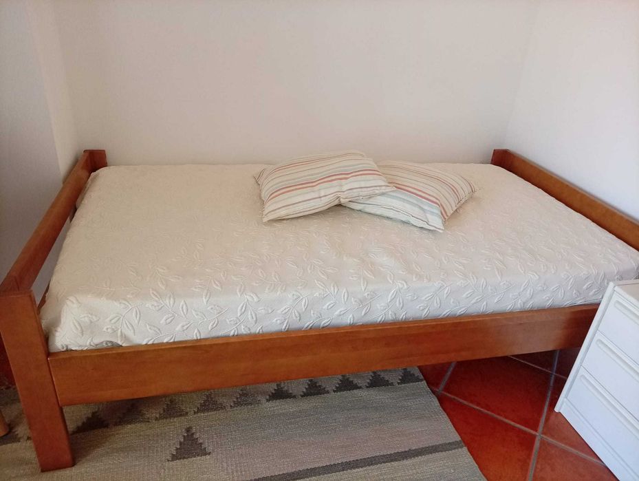 Vendo 2 camas de madeira maciça