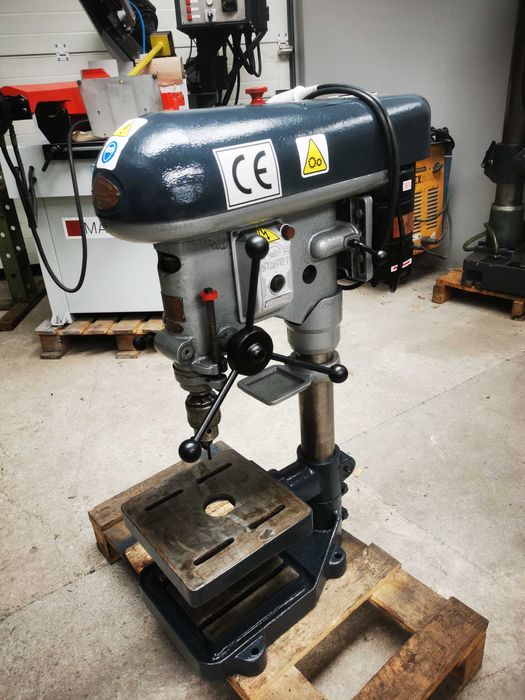 Engenho de furar de meia coluna