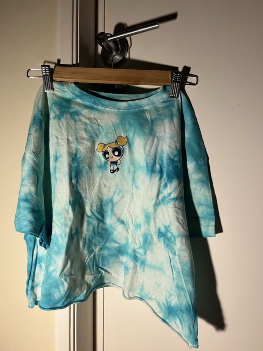 T-shirt azul e branca da Bershka