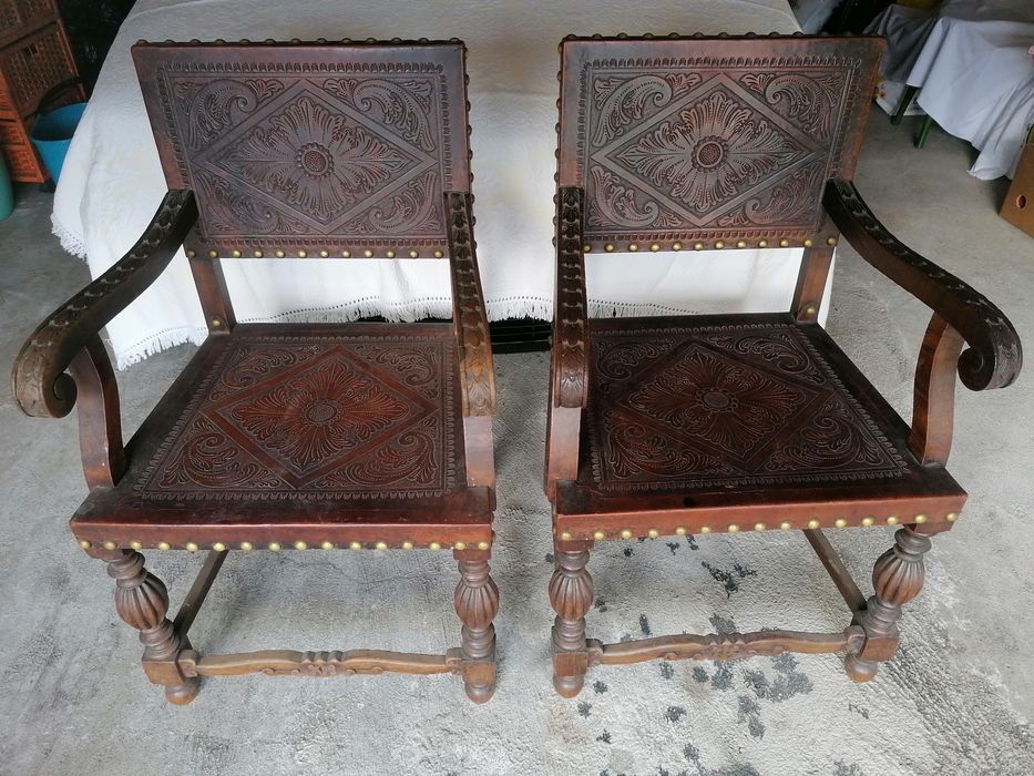 Duas poltronas antigas de couro