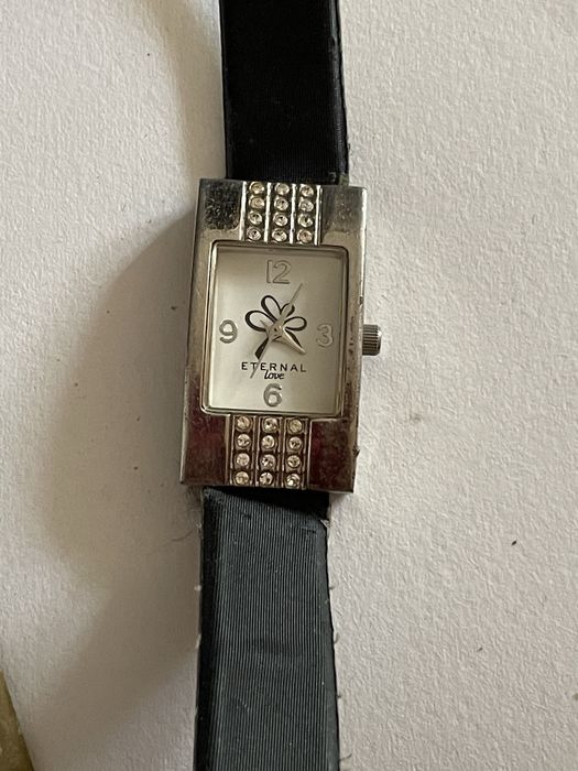 Zegarek damski analogowy Avon na dlugim pasku