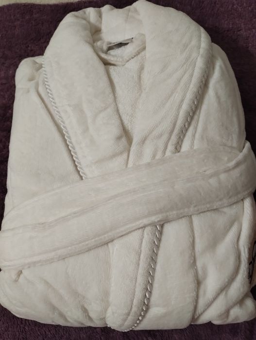 Велюровый белый с вышивкой