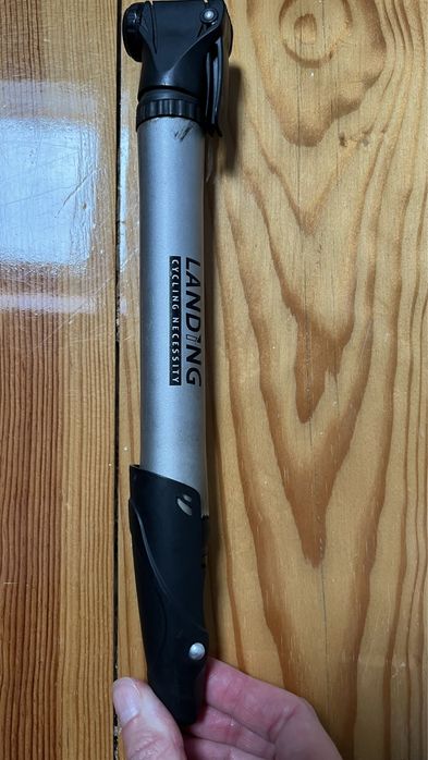 Pequena bomba de ar manual para bicicletas