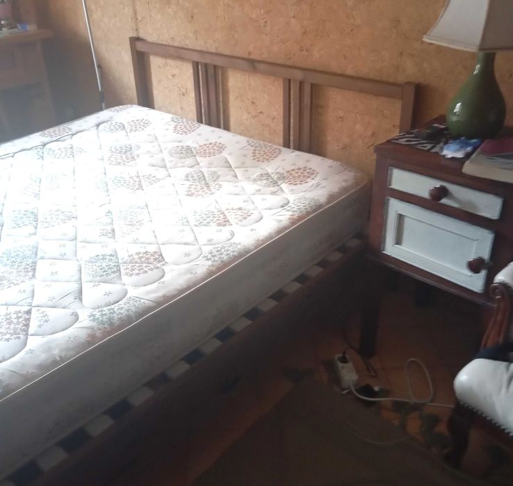 Cama de casal em madeira