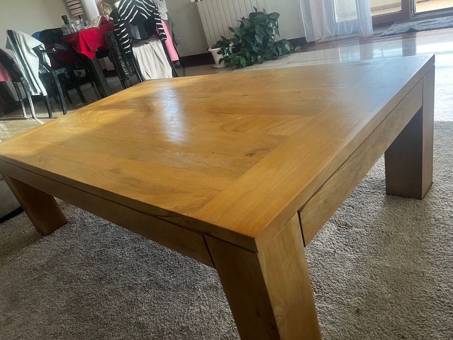 Uma mesa de centro muito bonita, da marca Homa, a metade do preço.