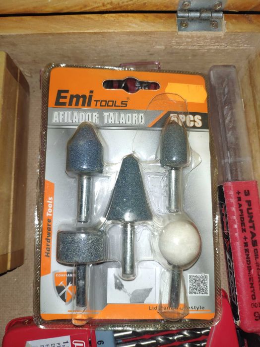 Kits de serras variadas e brocas diversas.