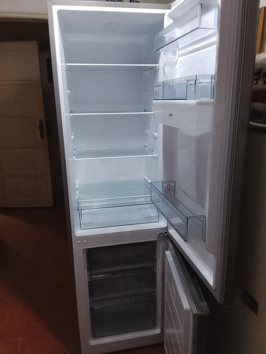 Frigorífico combinado praticamente novo e microondas para venda...os dois juntos para venda...