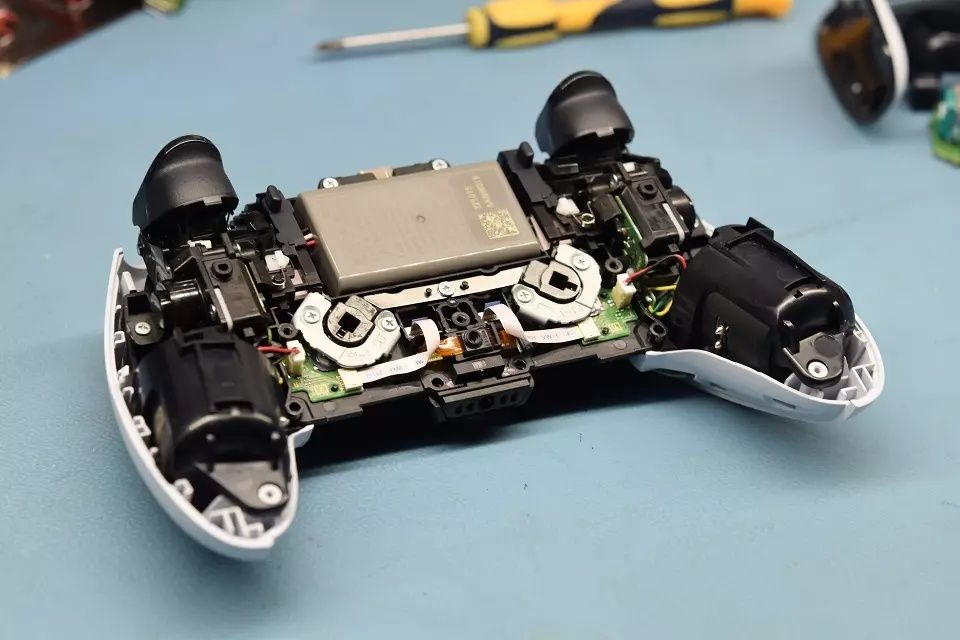 Naprawa pad PS5 Padów PS5 Naprawa analogów Wymiana analoga Serwis PS5