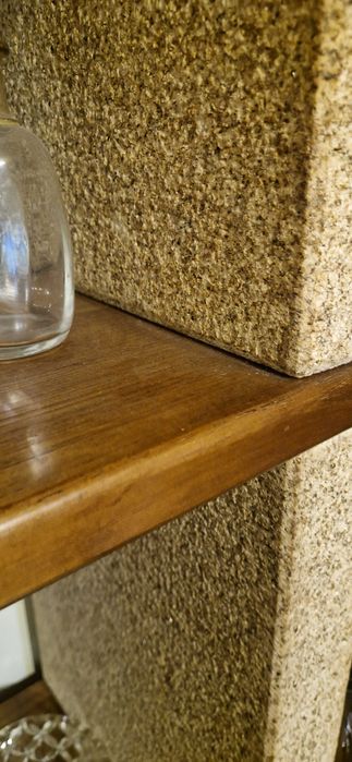 Móvel de Sala rústico em castanho maciço e granito