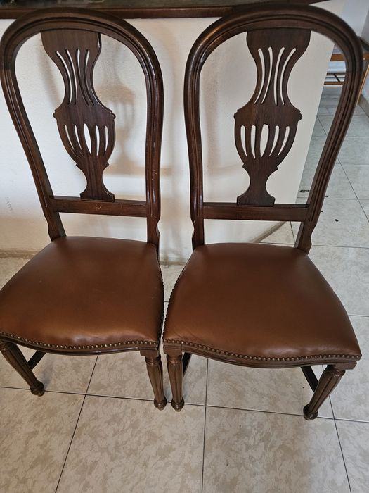 Cadeiras e bicicleta