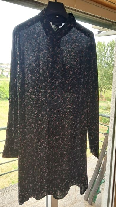 Vestido preto pelo joelho