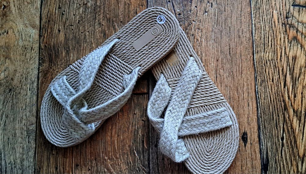 Piękne beżowe klapki boho