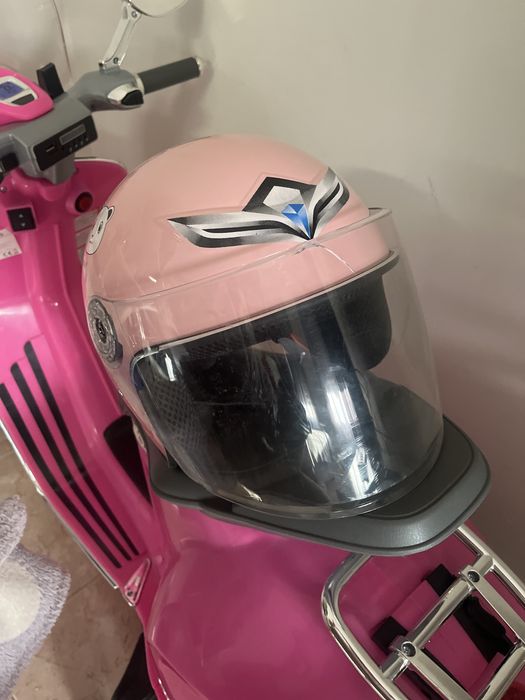 Vespa eletrica rosa choque