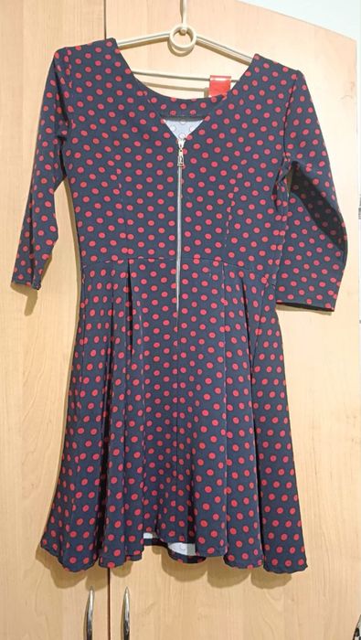 Гарна сукня в червоний горошок