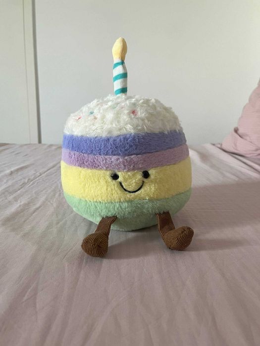 Peluche bolo de aniversário com vela e pernas, cerca de 27 cm