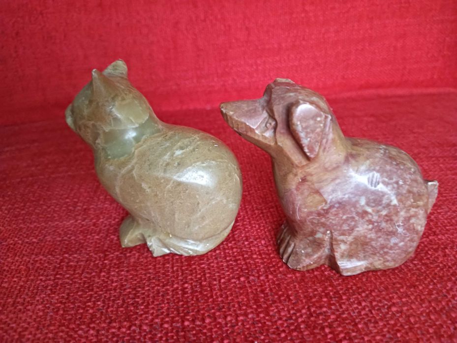 Conjunto cão + gato esculpidos em pedra mármore 7x6cm