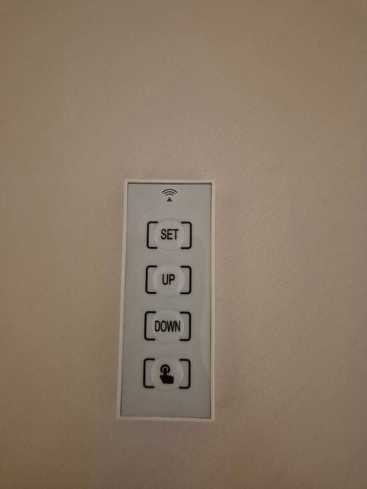elektroniczny podświetlany zegar ścienny