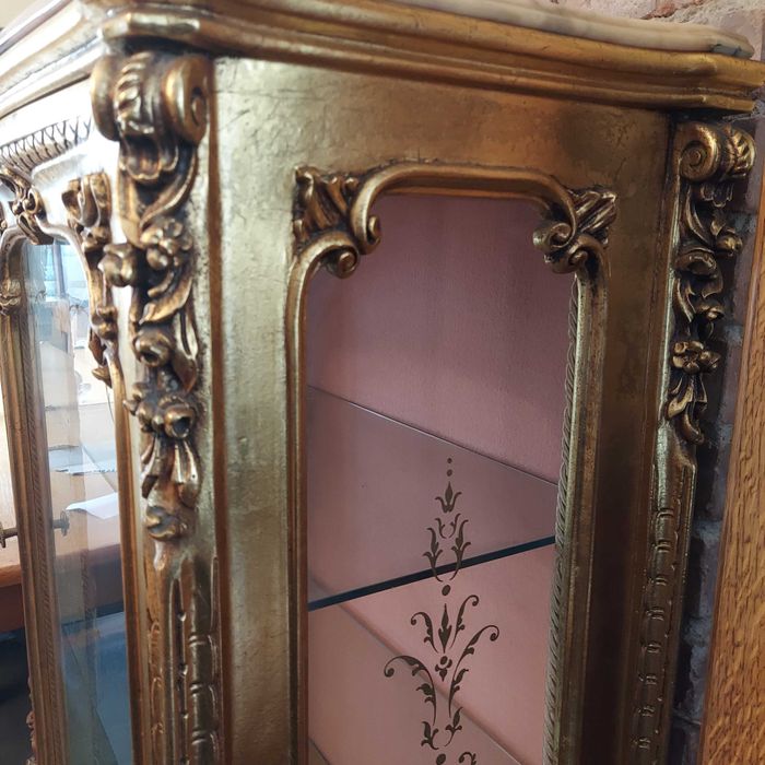 Witryna barokowa, efektowna intarsja, marmur i złocenia