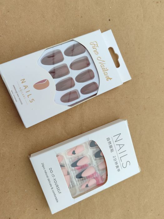 Накладні нігті бордовий і рожевий манікюр