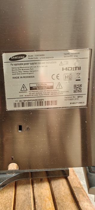 Komputer pc z monitorem i okablowaniem.