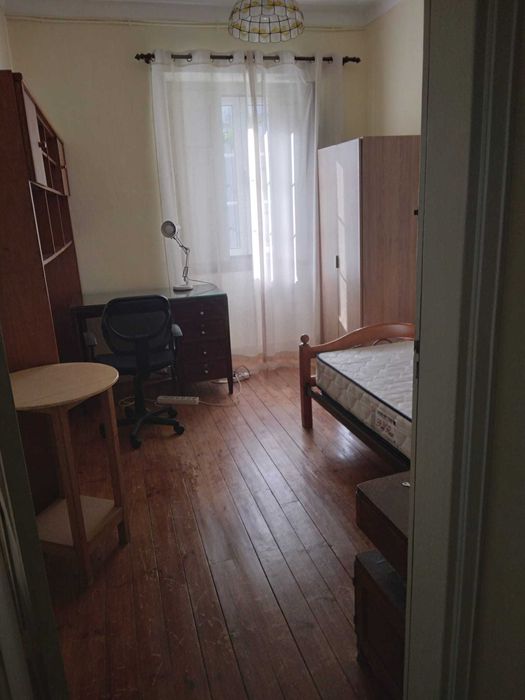 Aluga-se quarto a estudante