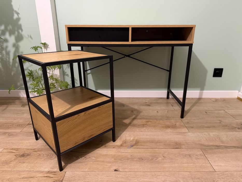 Biurko i kontenerek/szafka w stylu rustykalnym.