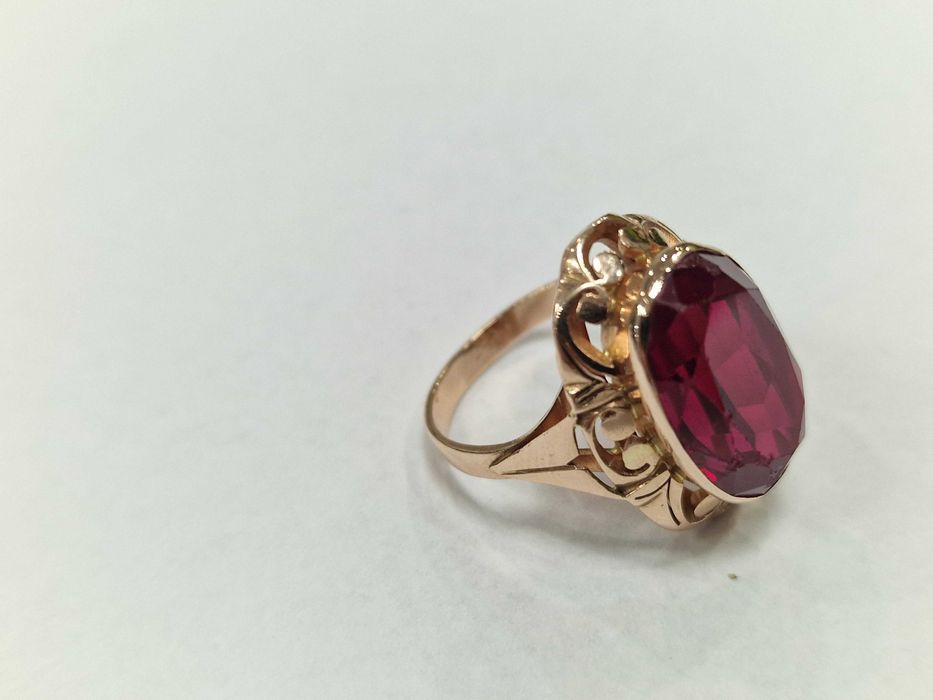 Złoty pierścionek damski/ 585/ 8.56 gram/ R18/ Korund/ 1963-86