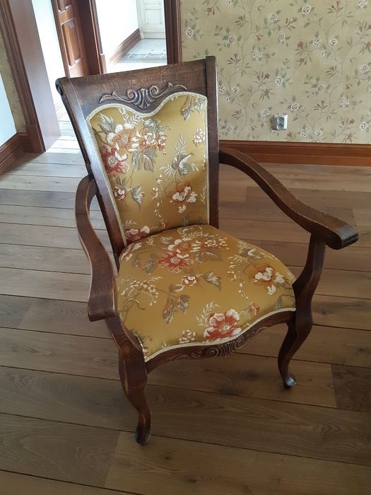 Jadalnia:stół,krzesła,witryna i komoda