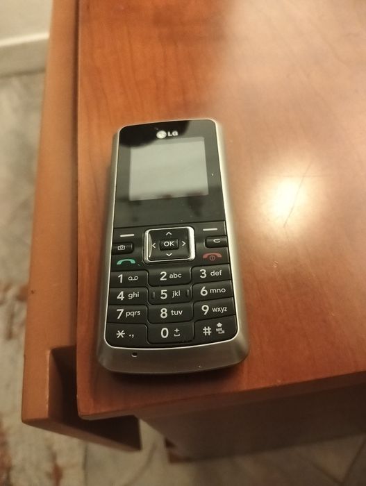 4 telemóveis um Nokia um LG e um Samsung