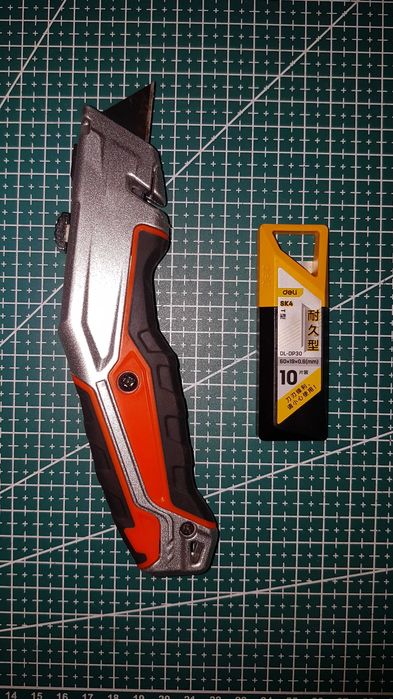 Канцелярский нож.