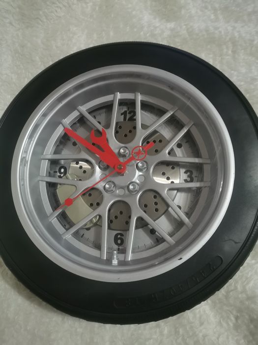 Zegar ścienny w kształcie opony duży.