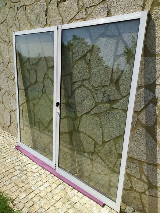 Portas em alumínio com caixilharia