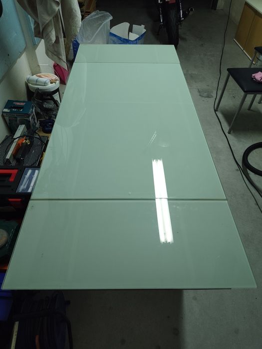 Mesa Extensível com tampo em vidro e 4 cadeiras