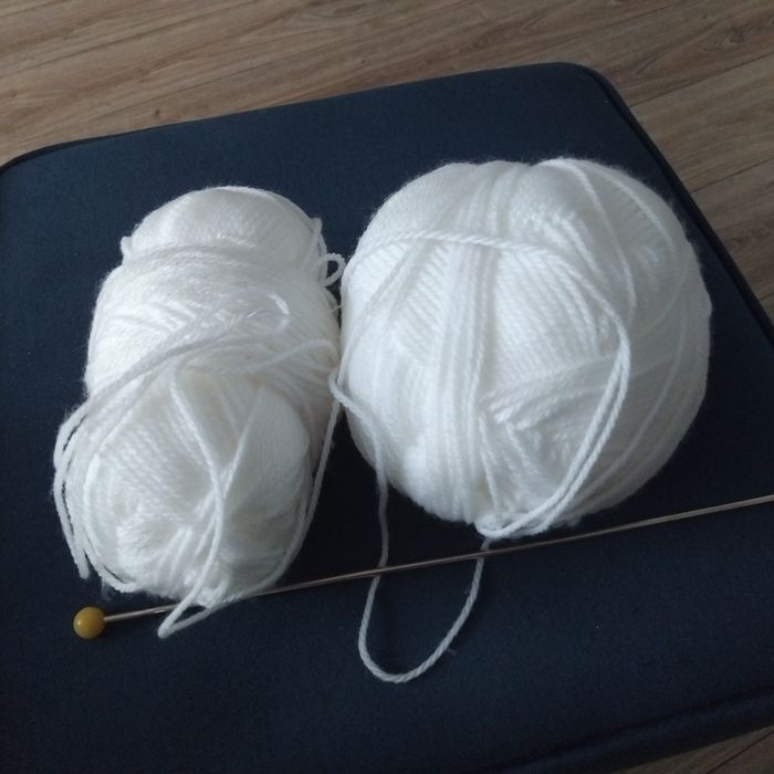 Włóczka biała 2 sztuki z drutem.