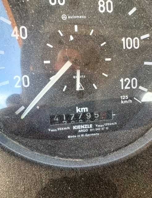 Camião pesado Mercedes Benz tri-báscula com grua